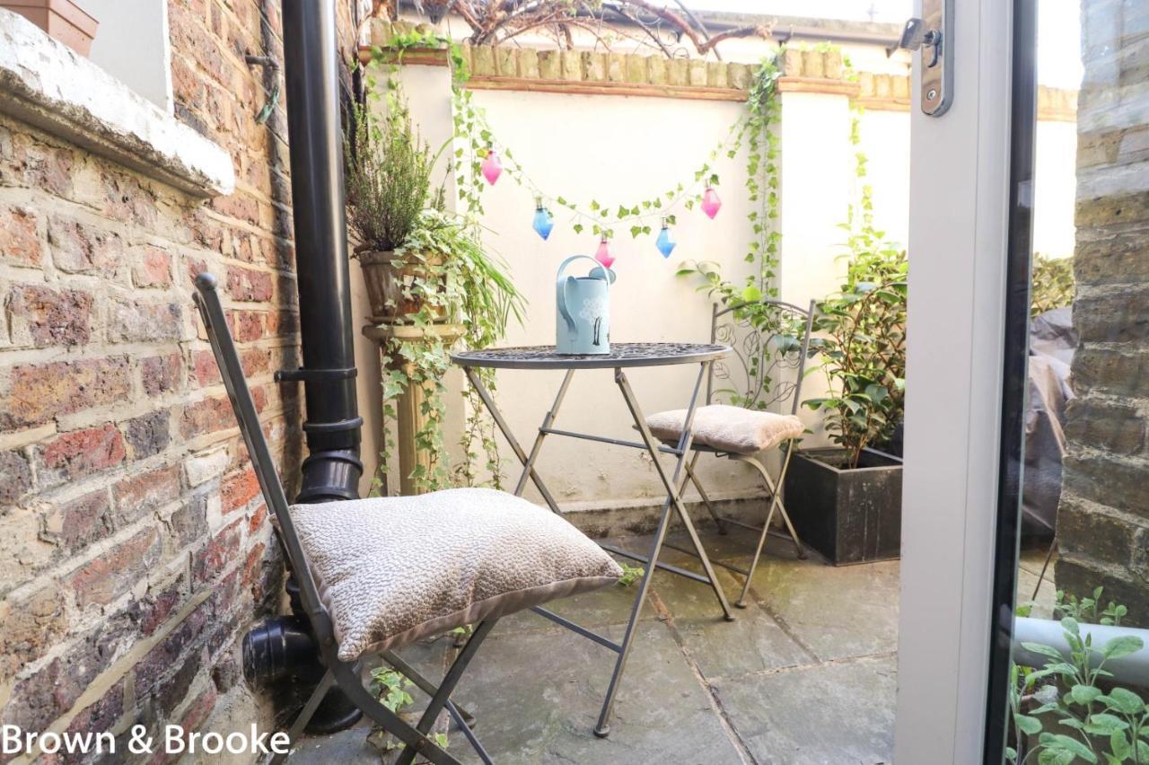 Stylish & Spacious 3 Bed Victorian House Sleeps Up To 7 - Near O2, Museums, Excel, Mazehill Station 12 Mins Direct Into London Bridge Villa Exteriör bild